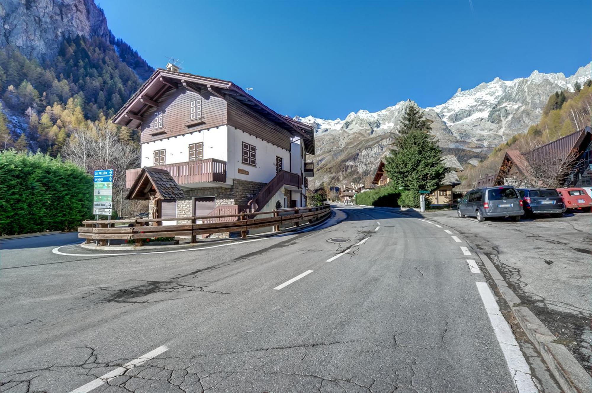 Casa Entreves - Ristrutturata Con Parcheggio Courmayeur Exterior foto